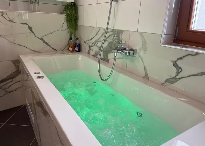 Wunderschoene Am Mit Sauna & Whirlpool * אונטרטרזן